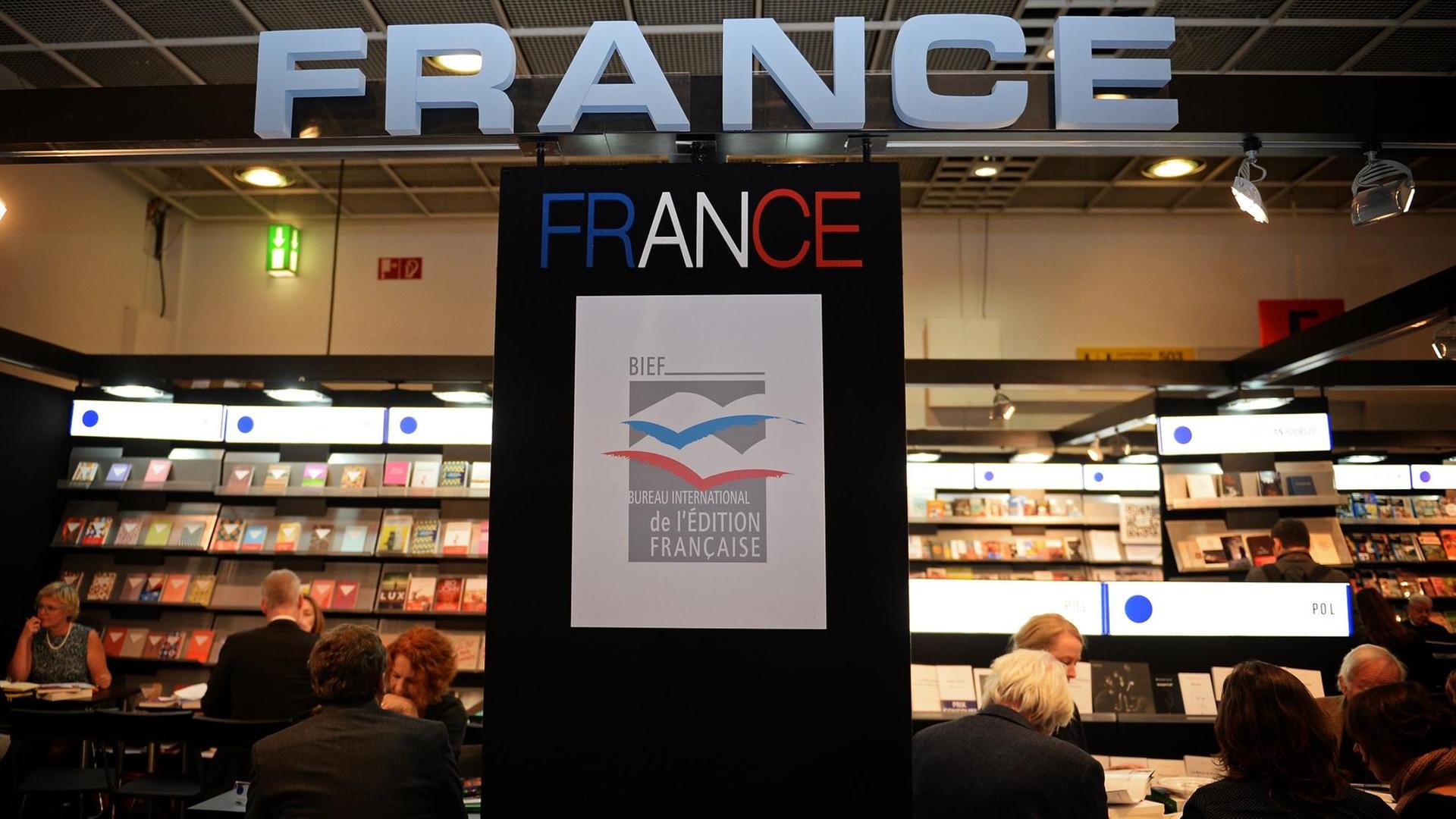 Besucher sitzen am 19.10.2016 auf der Buchmesse in Frankfurt am Main (Hessen) an einem Stand in dem Bereich der Messe, in dem sich Verlage aus Frankreich präsentieren. Frankreich ist im Jahr 2017 Ehrengast der Buchmesse. Besucher sitzen am 19.10.2016 auf der Buchmesse in Frankfurt am Main (Hessen) an einem Stand in dem Bereich der Messe, in dem sich Verlage aus Frankreich präsentieren. Frankreich ist im Jahr 2017 Ehrengast der Buchmesse.