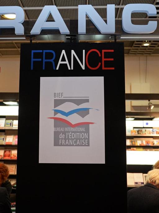 Besucher sitzen am 19.10.2016 auf der Buchmesse in Frankfurt am Main (Hessen) an einem Stand in dem Bereich der Messe, in dem sich Verlage aus Frankreich präsentieren. Frankreich ist im Jahr 2017 Ehrengast der Buchmesse.
