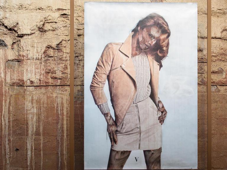 Ein Werk des Streetart Künstlers Vermibus wird am 27.03.2015 während der "Urban Art Biennale 2015" im Weltkulturerbe Völklinger Hütte in Völklingen (Saarland) gezeigt. Zu sehen ist ein Modeplakat - die Haut des Models wurde mit Lösungsmitteln so bearbeitet, dass sie zombiehaft wirkt.