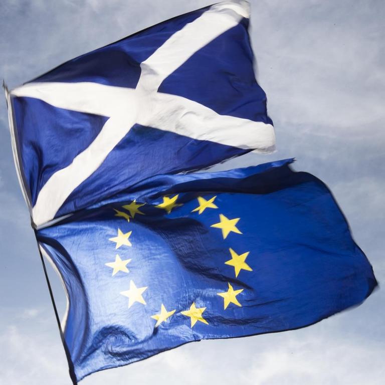 Die schottischen Flagge und die Fahne der EU flattern zusammen im Wind