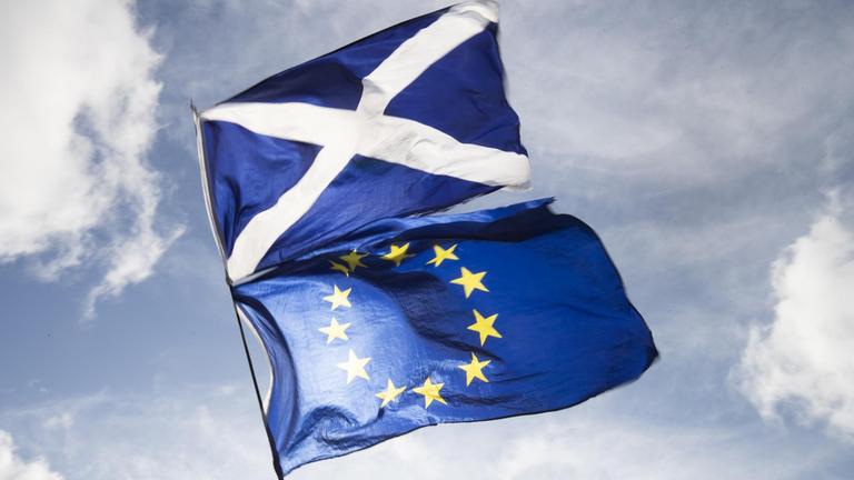 Die schottischen Flagge und die Fahne der EU flattern zusammen im Wind
