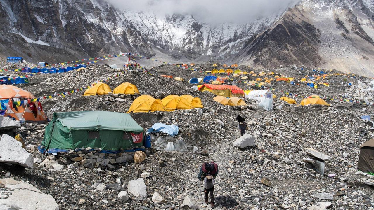 Im Everest Base Camp in 5.380 Meter Höhe haben viele Bergsteiger ihre Zelte aufgestellt.

