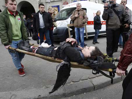 Eine Verletzte wird nach der Detonation in der U-Bahn in Minsk zum Krankenwagen gebracht.