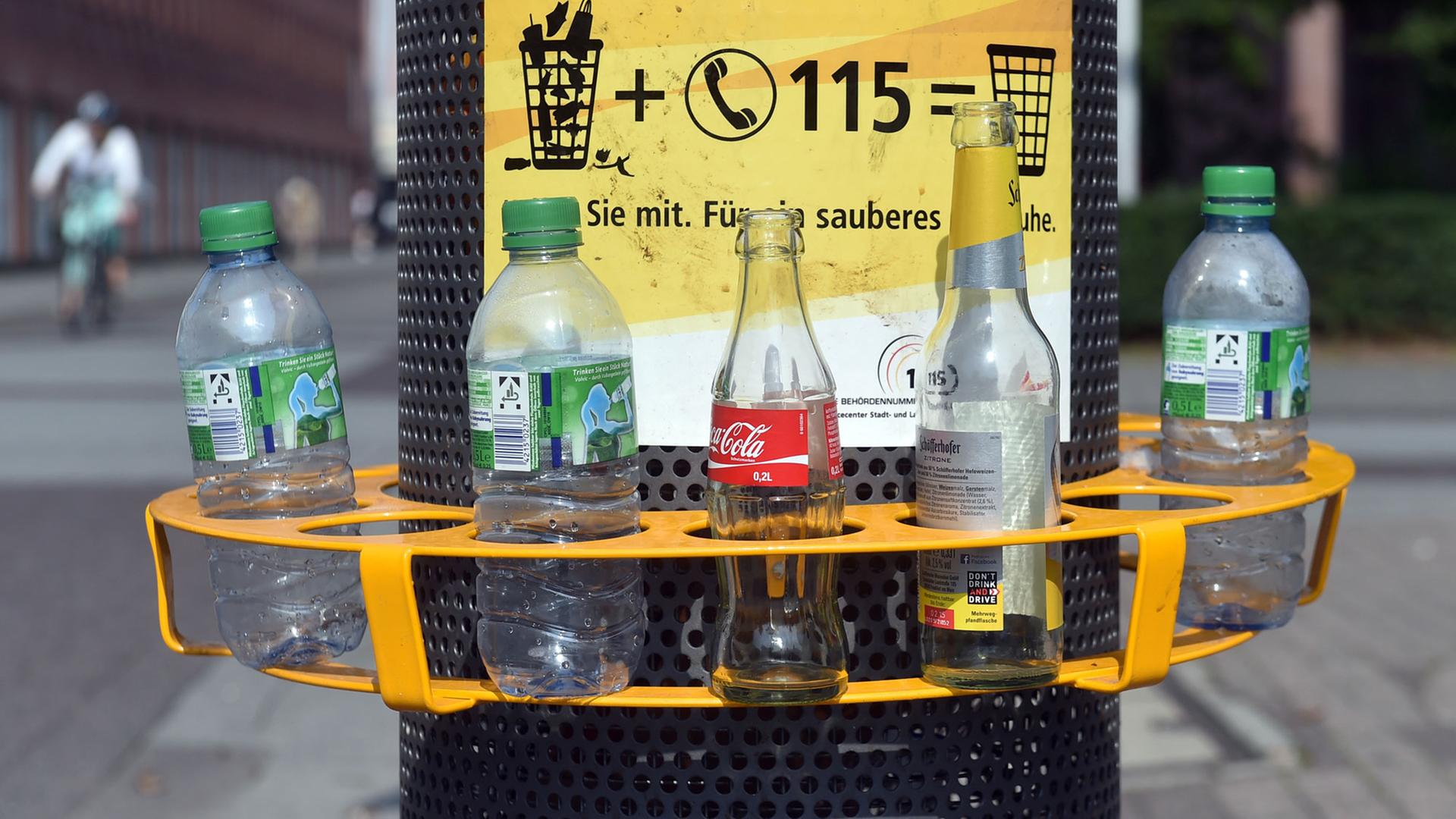 Pfandring in Karlsruhe zum Deponieren von Pfandflaschen: Flaschensammler müssen so nicht mehr den Müll durchwühlen