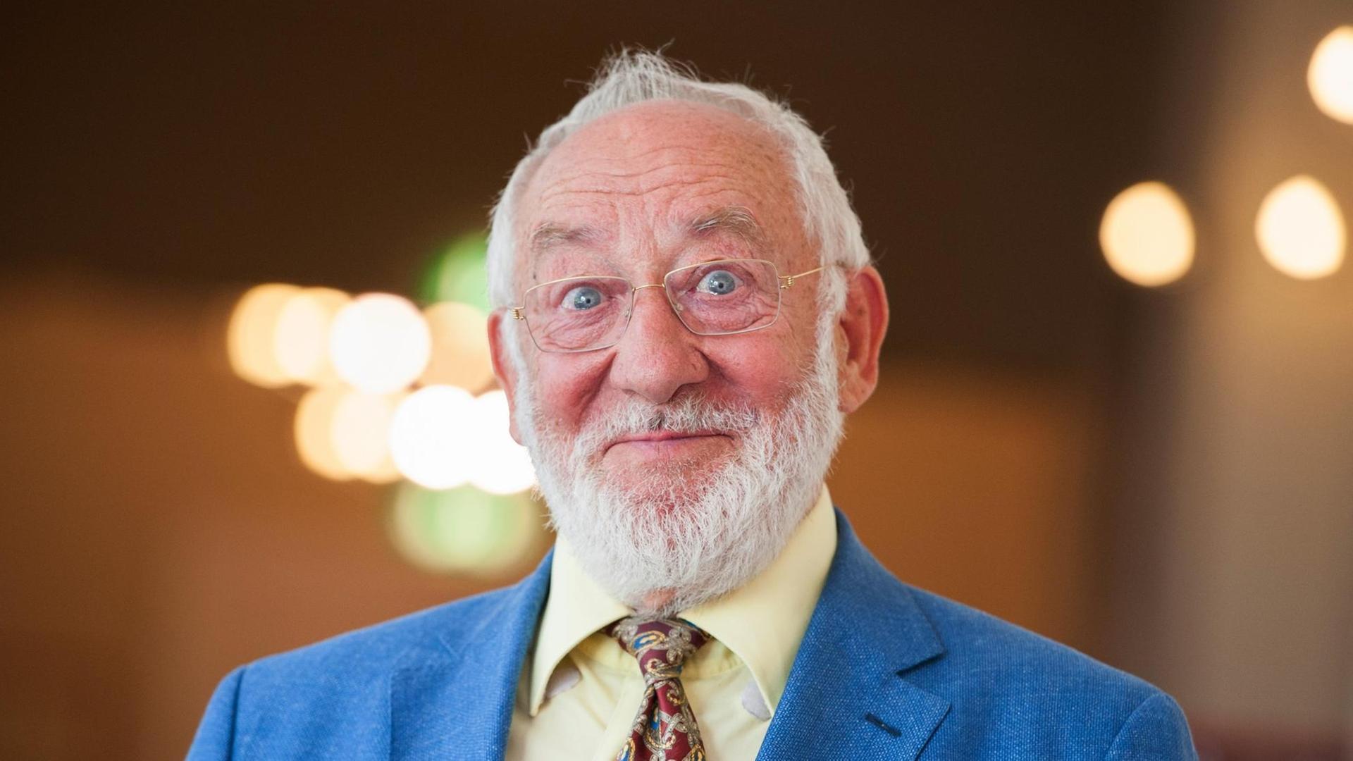 Sie sehen Dieter Hallervorden, er schaut fröhlich und zieht die Augenbrauen hoch. Sie sehen Dieter Hallervorden, er schaut fröhlich und zieht die Augenbrauen hoch.