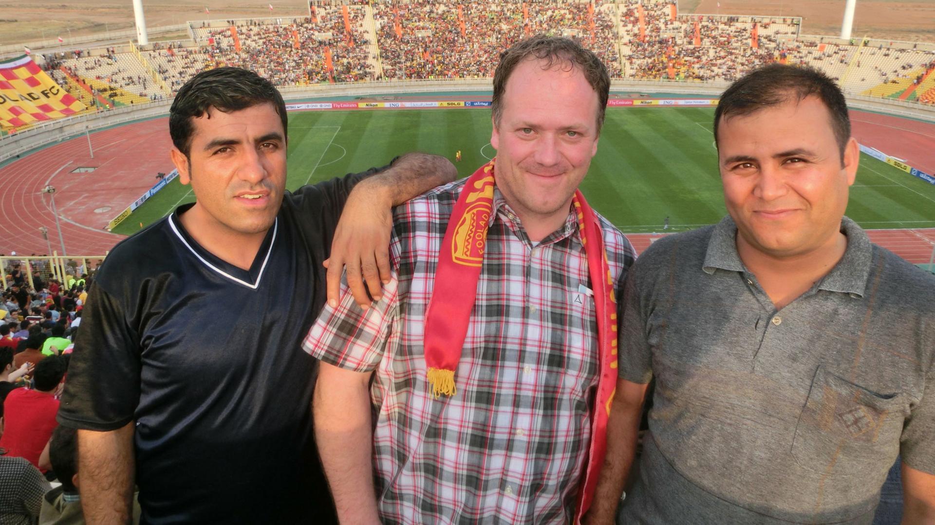 Groundhopper Michael Höller (Mitte) mit zwei Fußballfans im iranischen Ahvaz Groundhopper Michael Höller (Mitte) mit zwei Fußballfans im iranischen Ahvaz