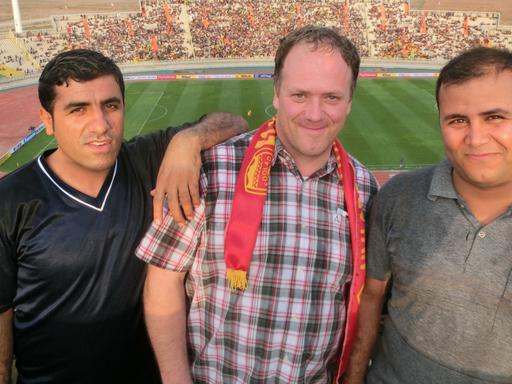 Groundhopper Michael Höller (Mitte) mit zwei Fußballfans im iranischen Ahvaz