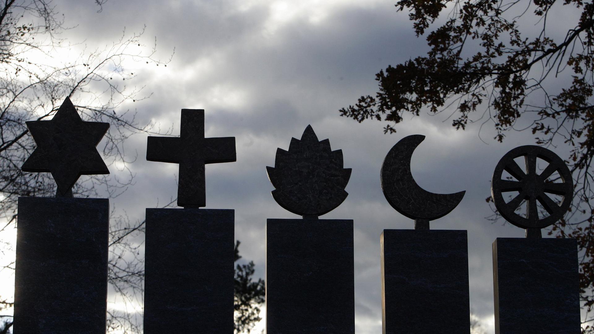 Multikultureller Friedhof Gerliswil, Gemeinde Emmen in der Schweiz: Symbole für die Weltreligionen Judentum, Christentum, Hinduismus, Islam und Buddhismus Multikultureller Friedhof Gerliswil, Gemeinde Emmen in der Schweiz: Symbole für die Weltreligionen Judentum, Christentum, Hinduismus, Islam und Buddhismus