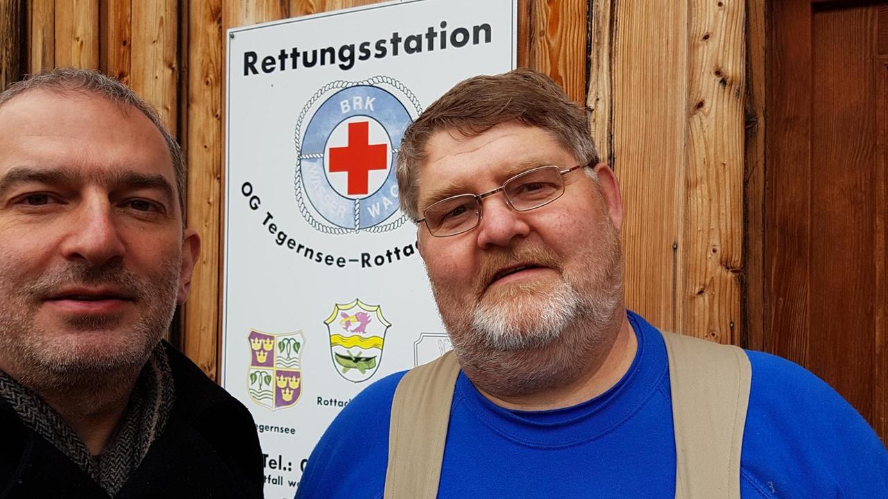 Boris Schumatsky und Franz Weiß vor der Rettungsstation der Wasserwacht