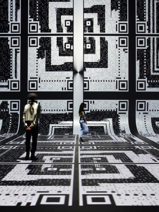 Dimensional Sampling #1 ist der Name der großen schwarz/weiß Installation die an eine Festplatte erinnert.