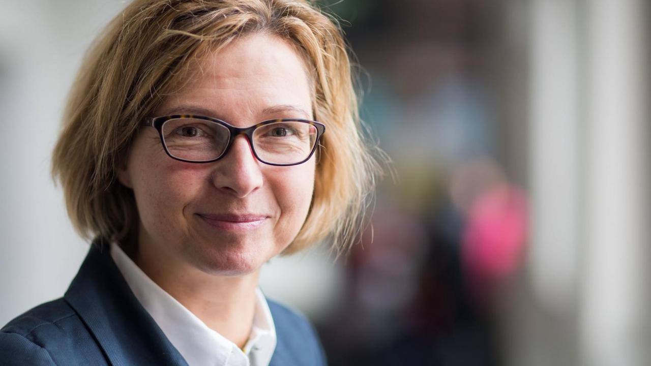 Die CDU-Kandidatin Bettina Wiesmann steht am 13.09.2017 in Frankfurt am Main (Hessen) in einem Gymnasium im Anschluss an eine Podiumsdiskussion. Die CDU-Kandidatin Bettina Wiesmann steht am 13.09.2017 in Frankfurt am Main (Hessen) in einem Gymnasium im Anschluss an eine Podiumsdiskussion.