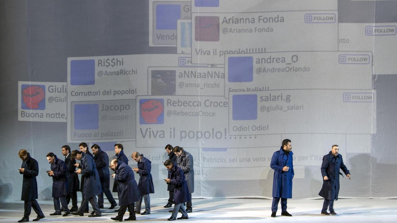 Verdis "Simon Boccanegra" Bei den Salzburger Festspiele 2019: Antonio Di Matteo (Pietro), André Heyboer (Paolo Albiani, Ensemble auf der Bühne Verdis "Simon Boccanegra" Bei den Salzburger Festspiele 2019: Antonio Di Matteo (Pietro), André Heyboer (Paolo Albiani, Ensemble auf der Bühne