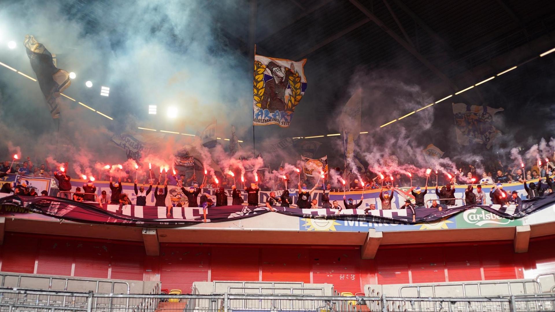 Bengalos Und Co. Im Fußball - BGH Befasst Sich Mit Pyrotechnik Im Stadion