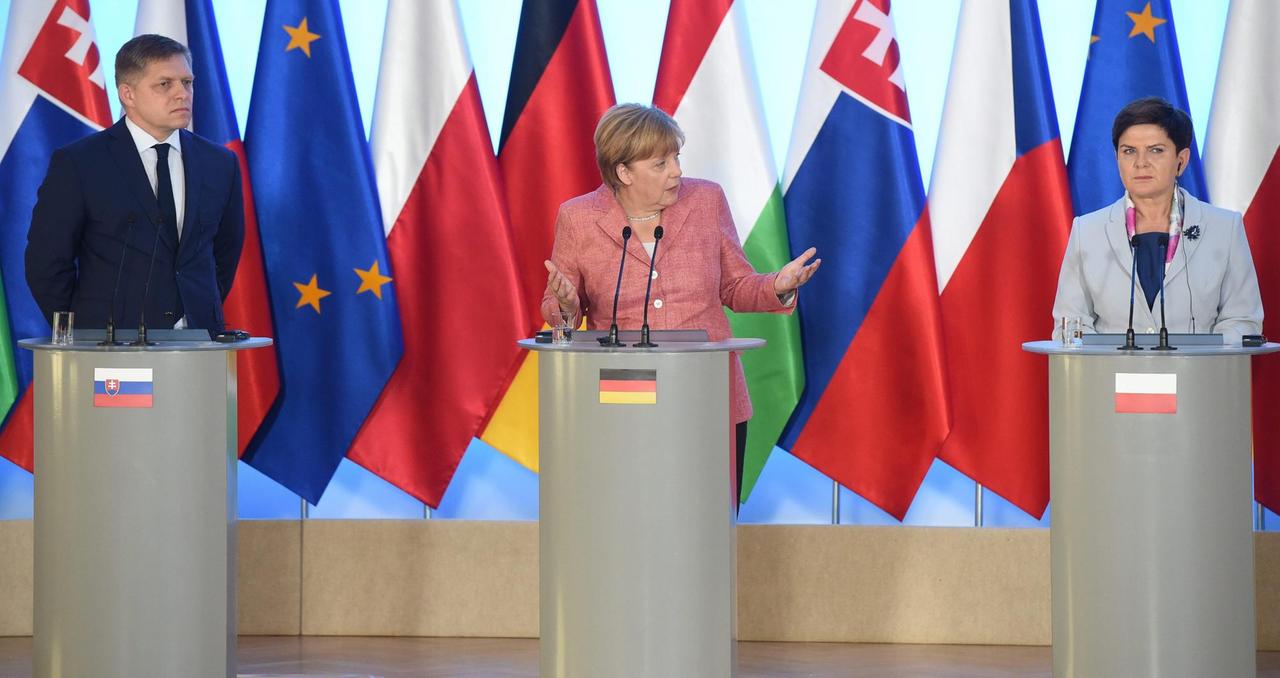 Treffen in Warschau: Polens Ministerpräsidentin Beata Szydlo (von rechts), Bundeskanzlerin Angela Merkel und der slowakische Ministerpräsident Robert Fico.