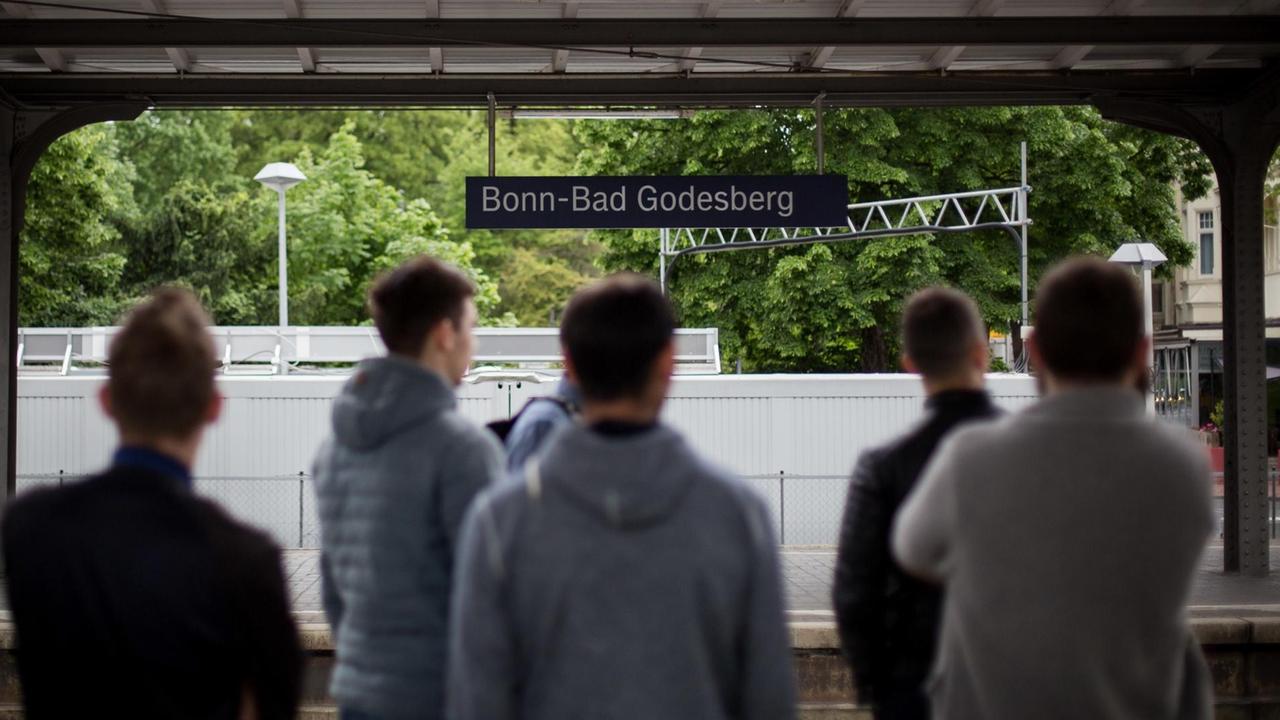 Jugendliche stehen am 20.05.2016 in Bonn (Nordrhein-Westfalen) am Bahnstation des Stadtbezirkes Bad Godesberg. In dem Bonner Stadtteil an einem Rondell in Bahnhofsnähe wurde ein 17-Jähriger auf der Straße totgeprügelt. Jugendliche stehen am 20.05.2016 in Bonn (Nordrhein-Westfalen) am Bahnstation des Stadtbezirkes Bad Godesberg. In dem Bonner Stadtteil an einem Rondell in Bahnhofsnähe wurde ein 17-Jähriger auf der Straße totgeprügelt.