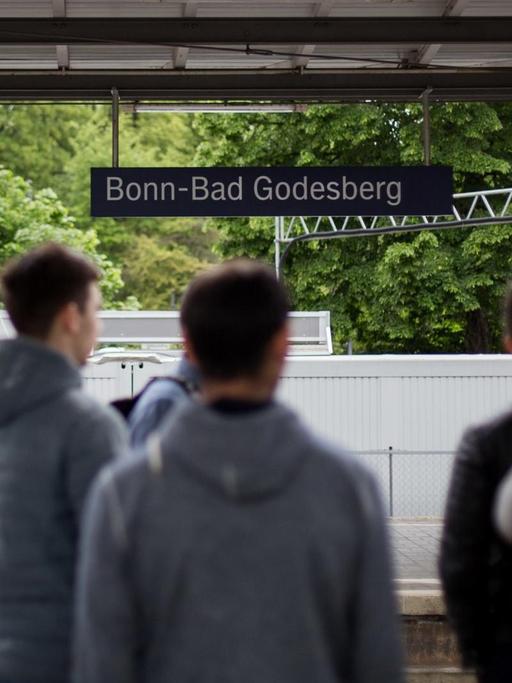 Jugendliche stehen am 20.05.2016 in Bonn (Nordrhein-Westfalen) am Bahnstation des Stadtbezirkes Bad Godesberg. In dem Bonner Stadtteil an einem Rondell in Bahnhofsnähe wurde ein 17-Jähriger auf der Straße totgeprügelt.