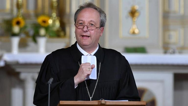 Christian Stäblein, Bischof der Evangelischen Kirche Berlin-Brandenburg-schlesische Oberlausitz, bei einem ökumenischen Gottesdienst in der Kirche St. Peter und Paul