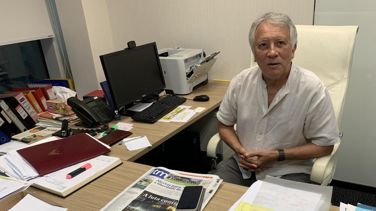 Der frühere Wirtschaftsprofessor Alberto Martins hinter einem Schreibtisch