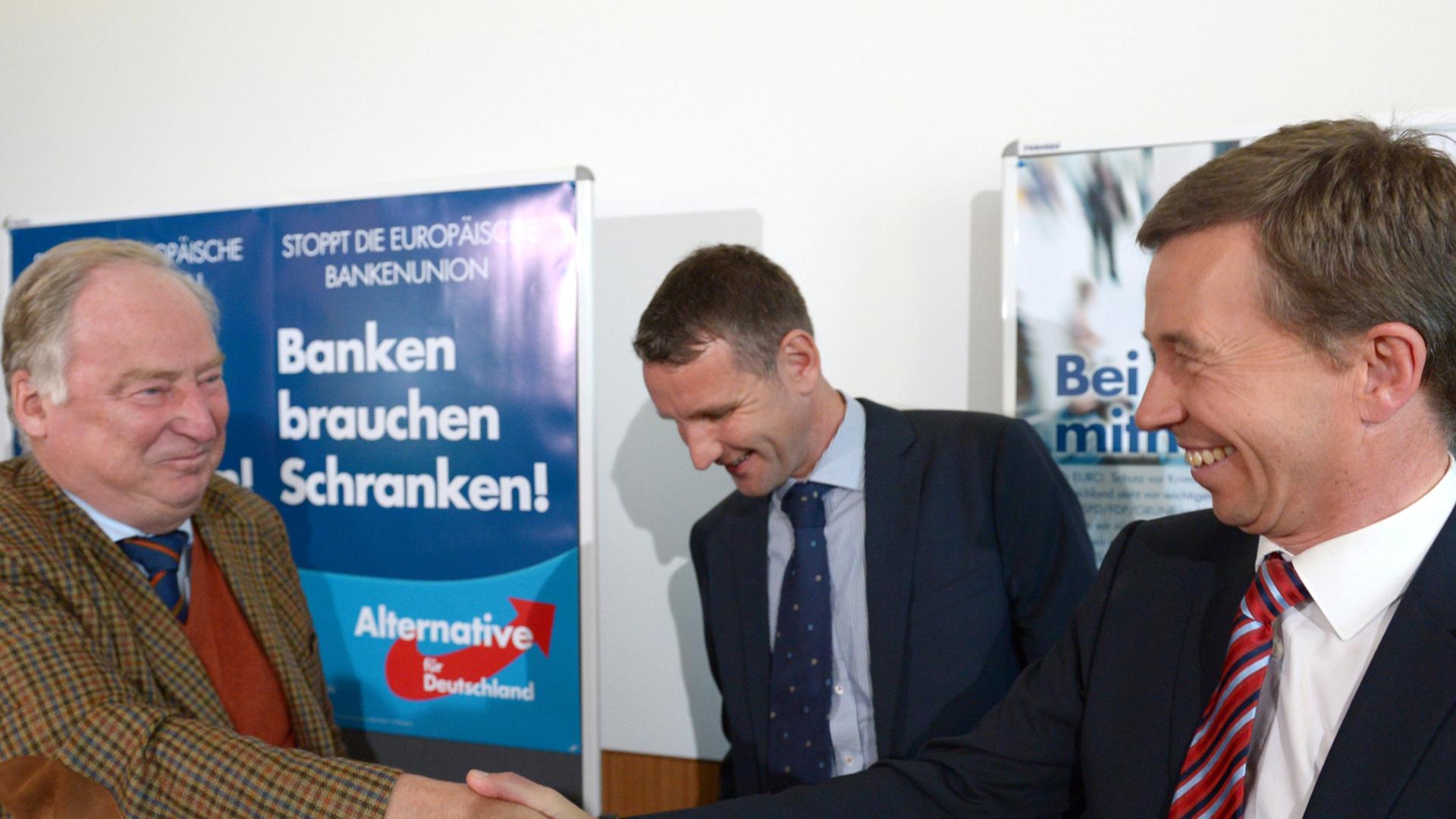 AfD-Bundeschef Lucke gratuliert den Spitzenkandidaten Alexander Gauland aus Brandenburg (links) und Björn Höcke aus Thüringen zum Wahlergebnis. AfD-Bundeschef Lucke gratuliert den Spitzenkandidaten Alexander Gauland aus Brandenburg (links) und Björn Höcke aus Thüringen zum Wahlergebnis.