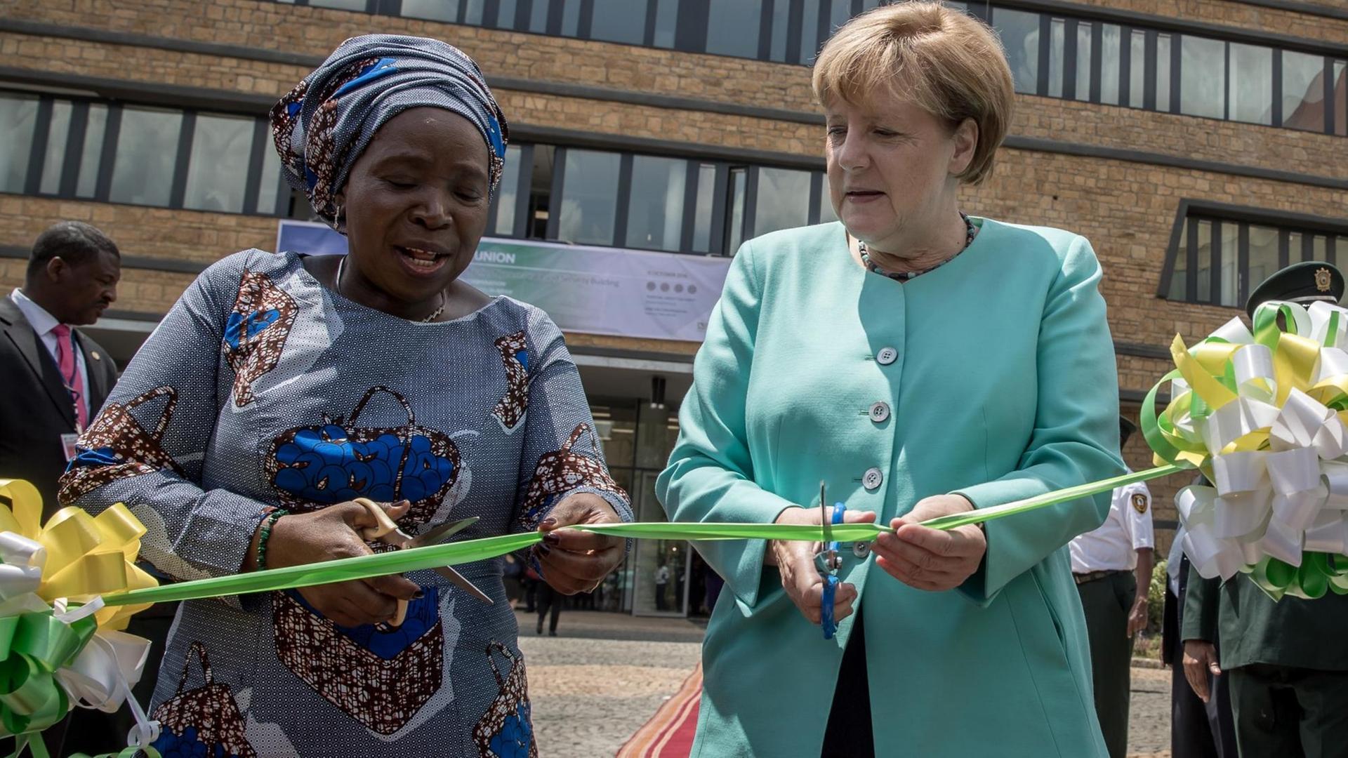 Bundeskanzlerin Merkel mit der AU-Kommissionsvorsitzenden Nkosaza Dlamini Zuma bei der Eröffnung des Julius-Nyerere-Gebäudes für Frieden und Sicherheit in Addis Abeba Bundeskanzlerin Merkel mit der AU-Kommissionsvorsitzenden Nkosaza Dlamini Zuma bei der Eröffnung des Julius-Nyerere-Gebäudes für Frieden und Sicherheit in Addis Abeba