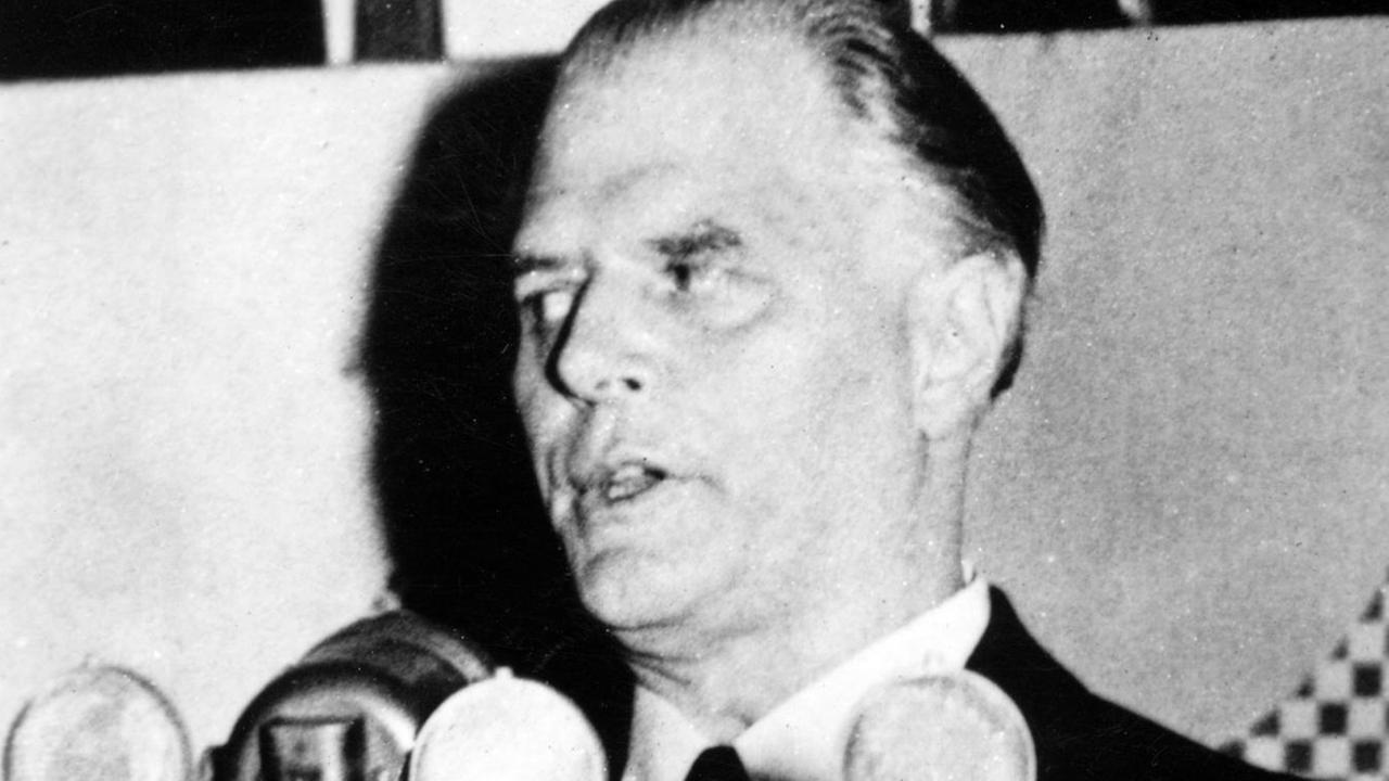 Der Dichter und Schriftsteller Fritz von Unruh während einer Festrede am 18.5.1948 in der Paulskirche in Frankfurt am Main.
