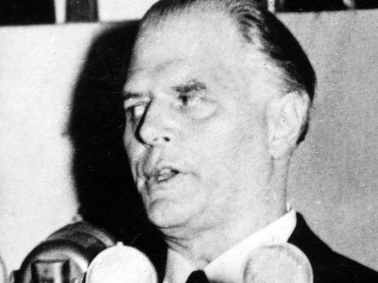 Der Dichter und Schriftsteller Fritz von Unruh während einer Festrede am 18.5.1948 in der Paulskirche in Frankfurt am Main.
