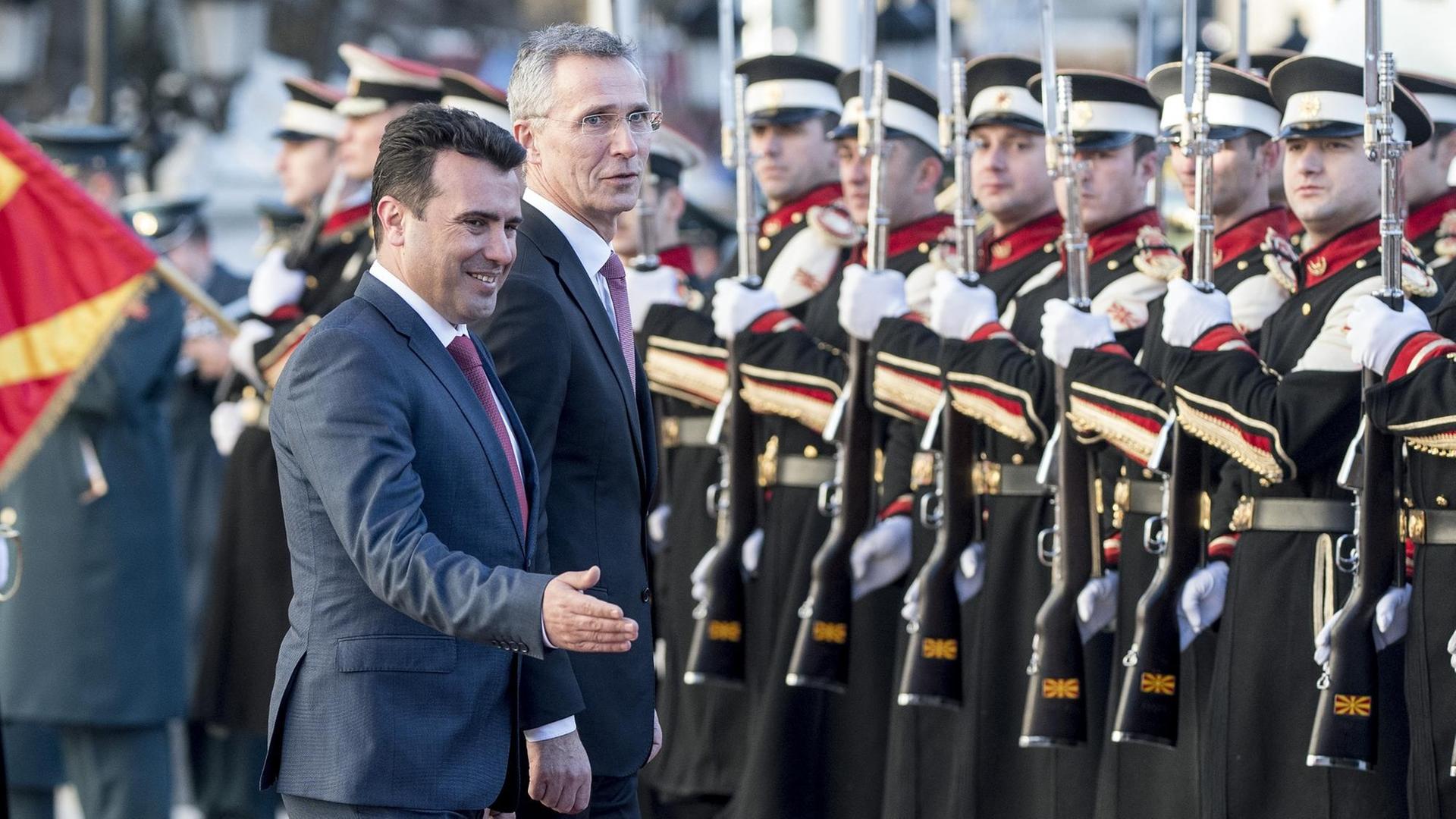 Der mazedonische Ministerpräsident Zoran Zaev (l.) und NATO-Generalsekretär Jens Stoltenberg bei einem Truppenbesuch während eines Treffens in Skopje. - . (Photo by Robert ATANASOVSKI / AFP)