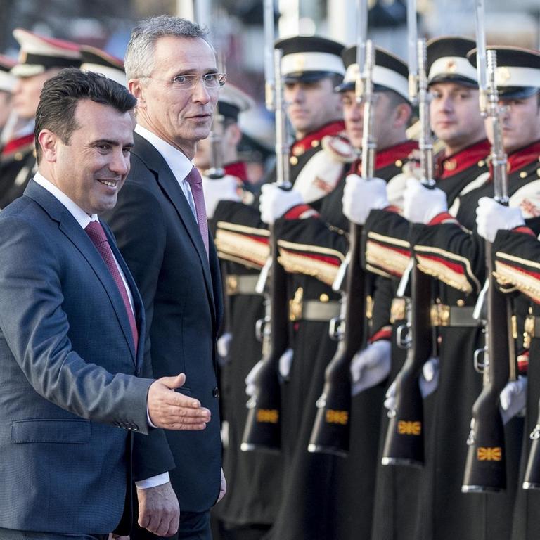 Der mazedonische Ministerpräsident Zoran Zaev (l.) und NATO-Generalsekretär Jens Stoltenberg bei einem Truppenbesuch während eines Treffens in Skopje. - . (Photo by Robert ATANASOVSKI / AFP)