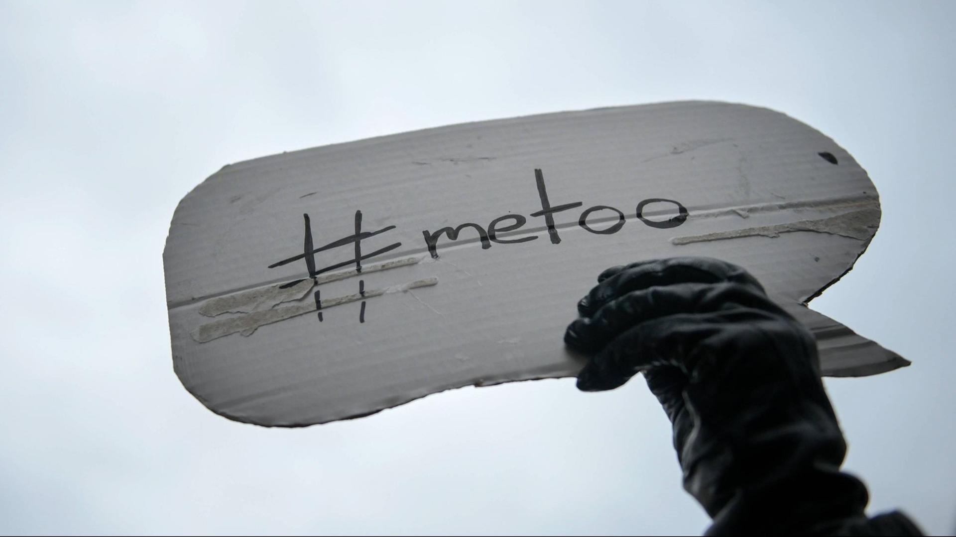MeToo-Demonstration gegen sexualisierte Gewalt und sexistische Übergriffe am 28.10.2017 in Berlin Neukölln MeToo-Demonstration gegen sexualisierte Gewalt und sexistische Übergriffe am 28.10.2017 in Berlin Neukölln