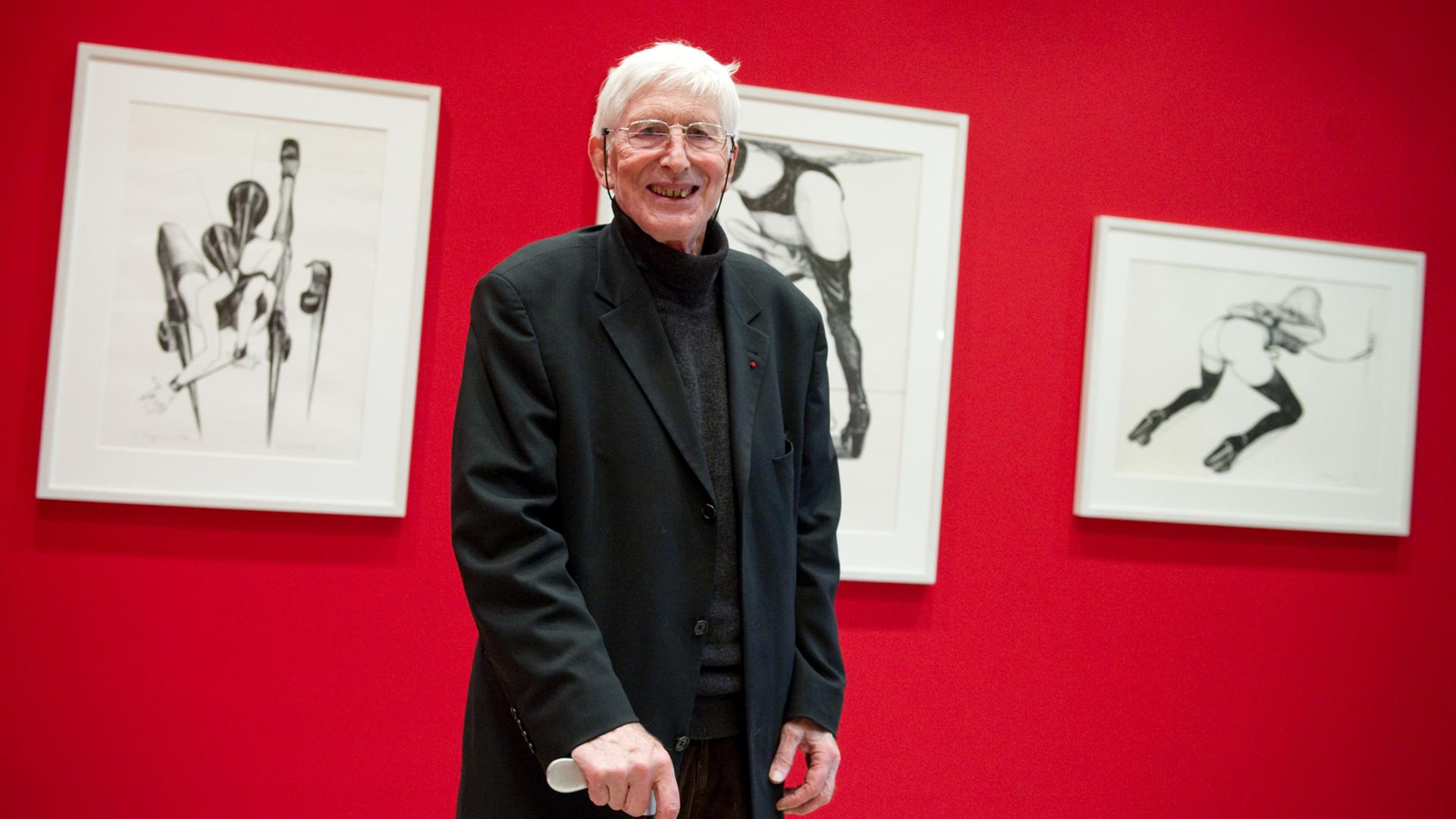 Der Zeichner Tomi Ungerer steht 2010 in der Ausstellung "Eklips - Neues für die Augen 1960 bis 2010" vor drei seiner Werke. Der Zeichner Tomi Ungerer steht 2010 in der Ausstellung "Eklips - Neues für die Augen 1960 bis 2010" vor drei seiner Werke.