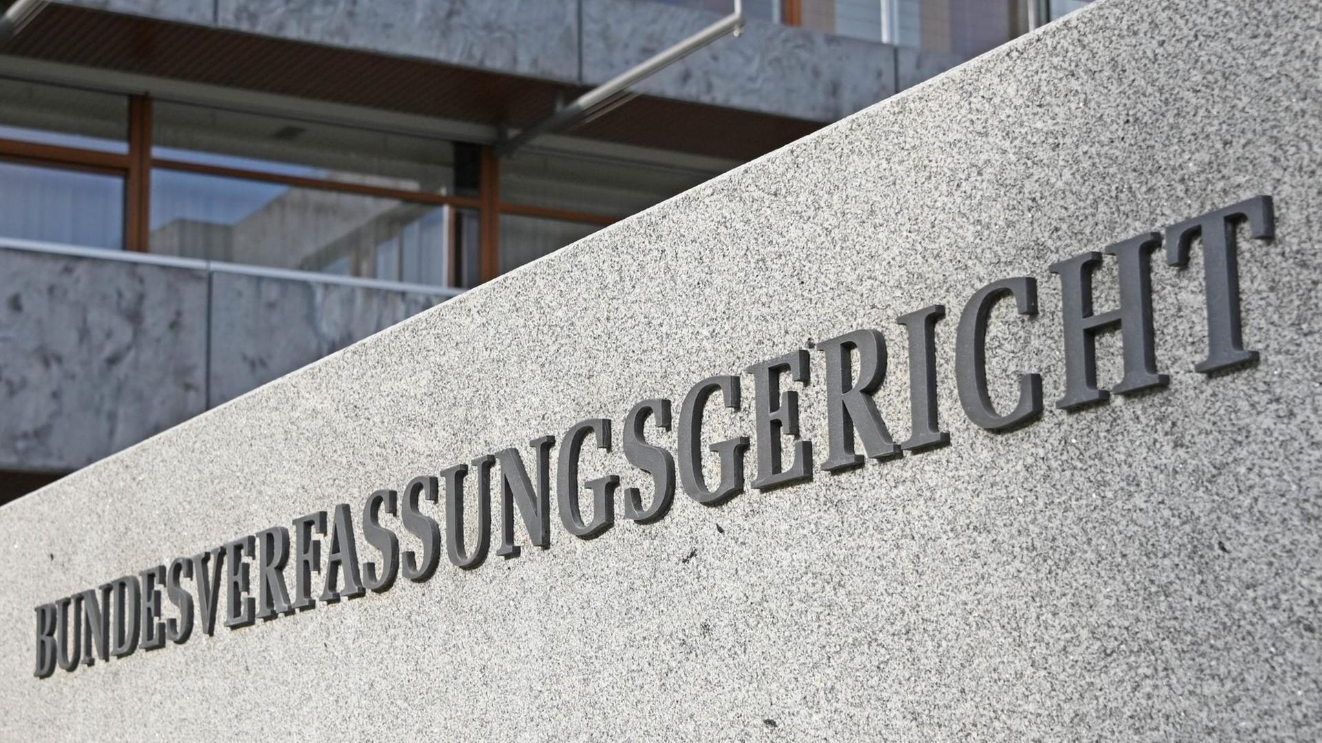 Eine Außenaufnahme des Bundesverfassungsgerichts mit dem Schriftzug „Bundesverfassungsgericht". Eine Außenaufnahme des Bundesverfassungsgerichts mit dem Schriftzug „Bundesverfassungsgericht".