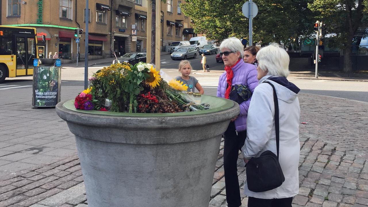 Gedenken und Blumen für die Opfer der ersten islamistischen Terrorattacke im finnischen Turku Gedenken und Blumen für die Opfer der ersten islamistischen Terrorattacke im finnischen Turku