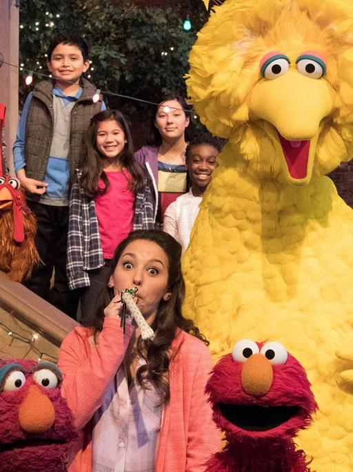 Elmo, Big Bird ("Bibo") und andere Figuren der Kinderserie "Sesamstraße".