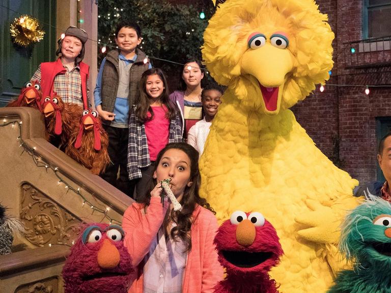 Elmo, Big Bird ("Bibo") und andere Figuren der Kinderserie "Sesamstraße".