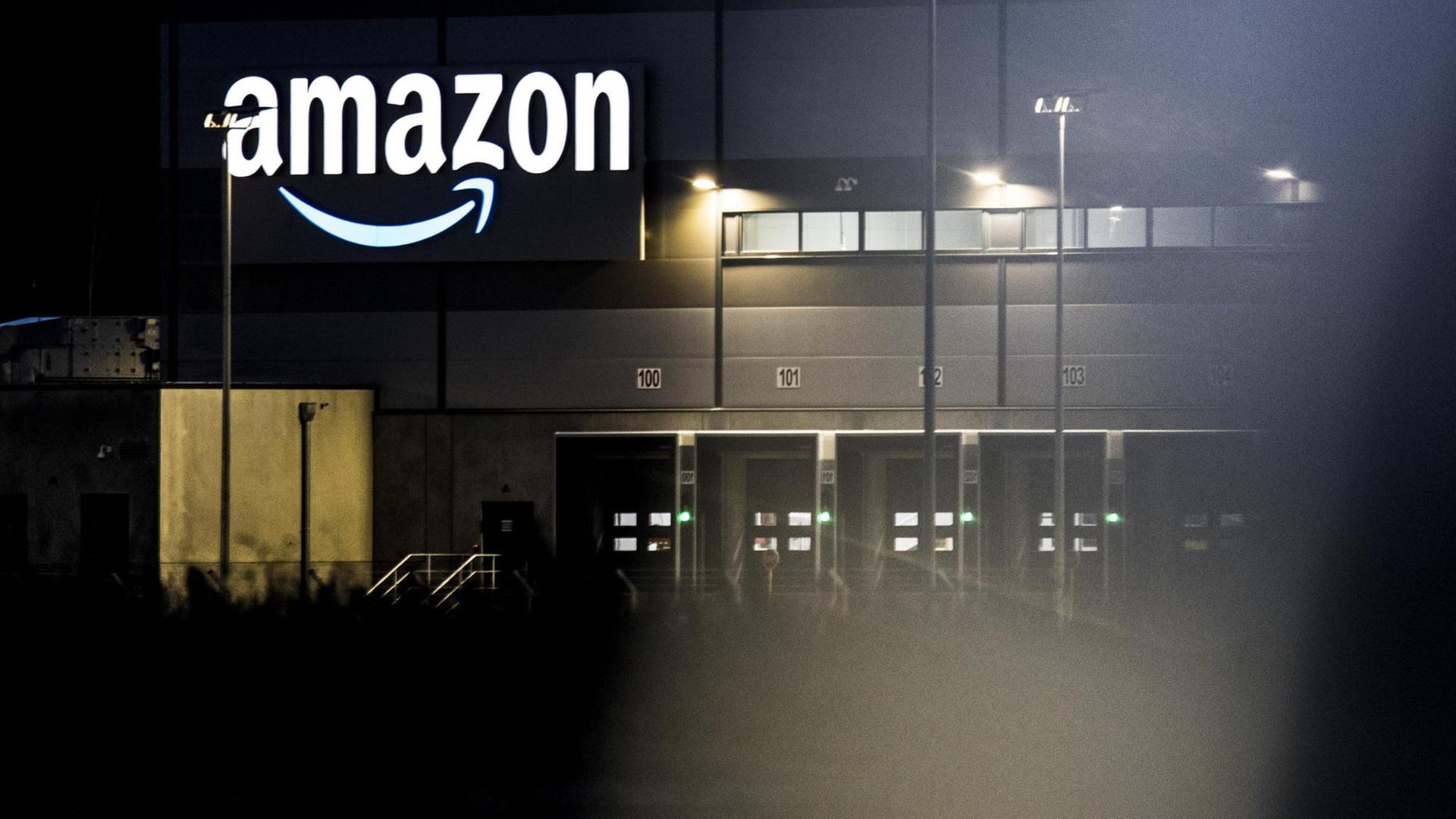 Symbilbild: Ein Sortierzentrum des Onlineversandhändlers Amazon nachts. Symbilbild: Ein Sortierzentrum des Onlineversandhändlers Amazon nachts.