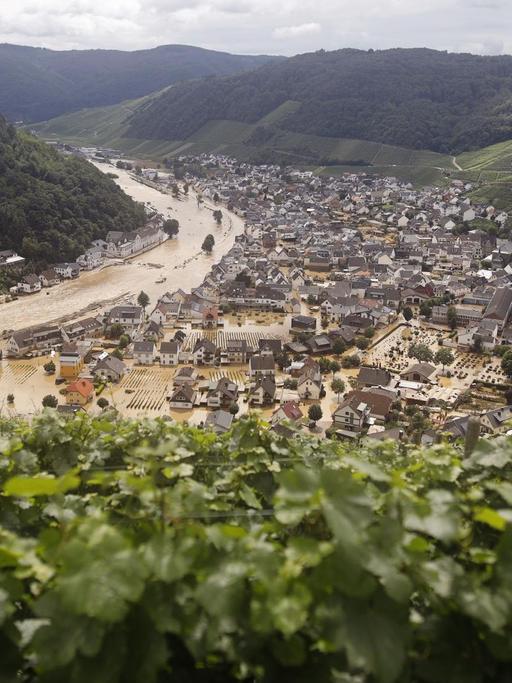 Hochwasser in der Stadt Dernau, Landkreis Ahrweiler, fotografiert von einem Weinberg aus. Die Ahr hat große Teile des Orts überschwemmt.