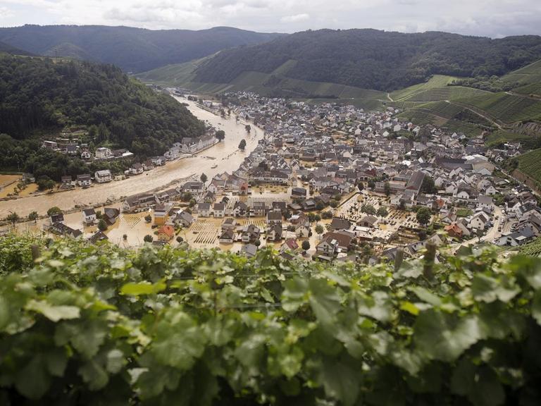 Hochwasser in der Stadt Dernau, Landkreis Ahrweiler, fotografiert von einem Weinberg aus. Die Ahr hat große Teile des Orts überschwemmt.