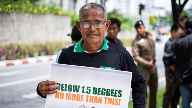 Demonstrant fordert Begrenzung des Klimawandels auf1,5 Grad