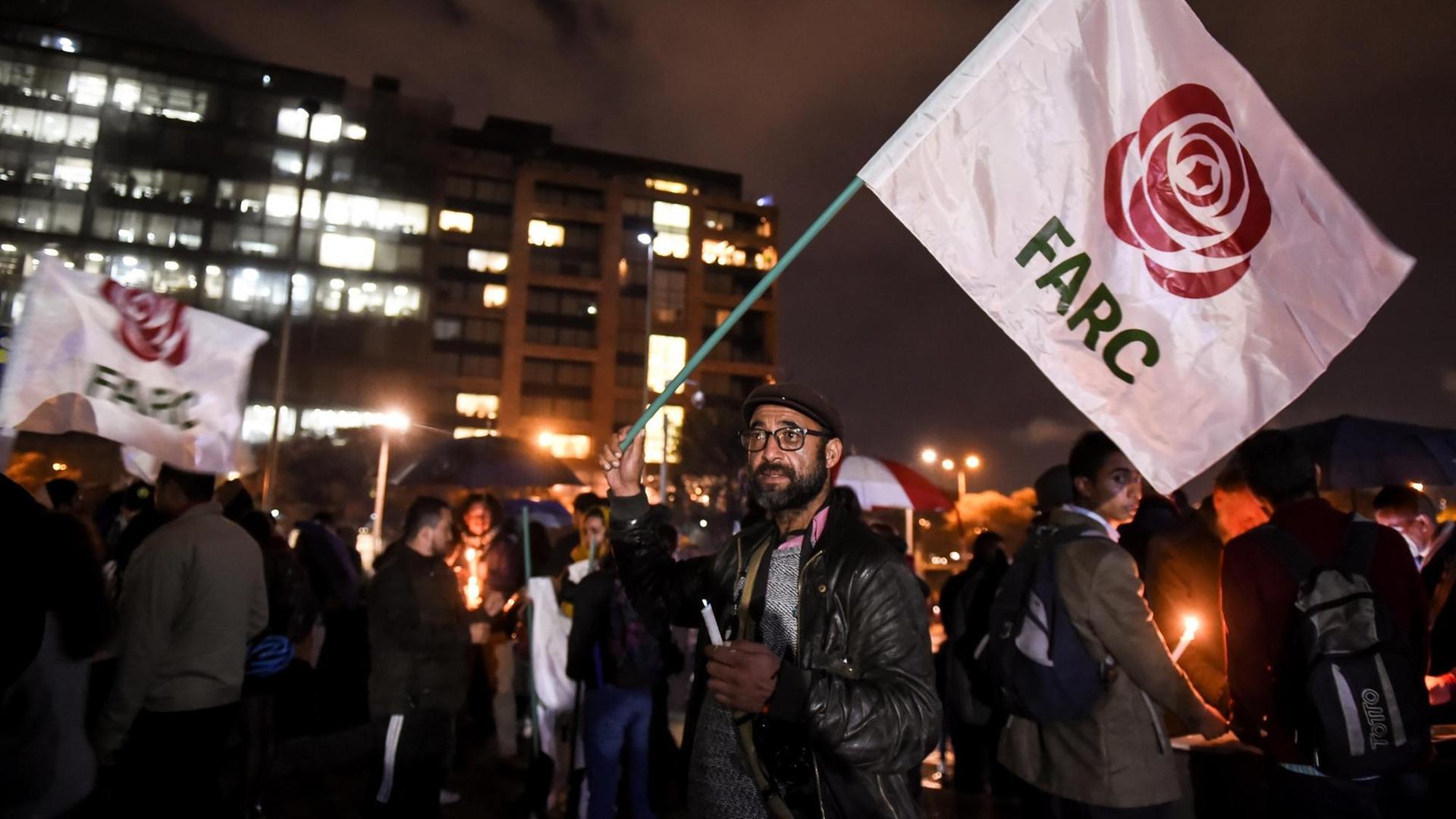 Anhänger der Farc demonstrieren gegen die Festnahme des früheren Funktionärs Jesus Santrich. Anhänger der Farc demonstrieren gegen die Festnahme des früheren Funktionärs Jesus Santrich.