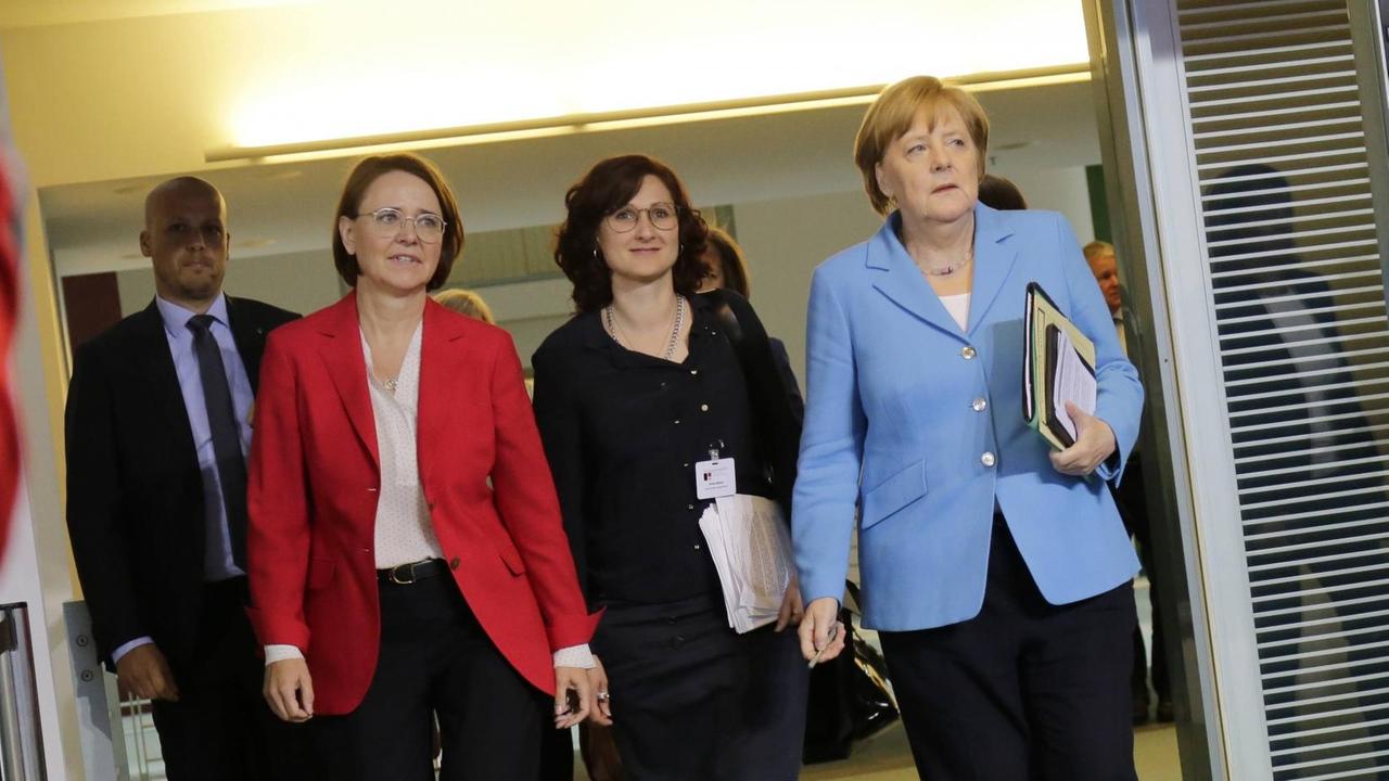 Staatsministerin für Integration, Annette Widmann-Mauz (CDU), Ferda Ataman, Sprecherin der Neuen Deutschen Organisation und Bundeskanzlerin Angela Merkel beim 10. Integrationsgipfel im Bundeskanzleramt.