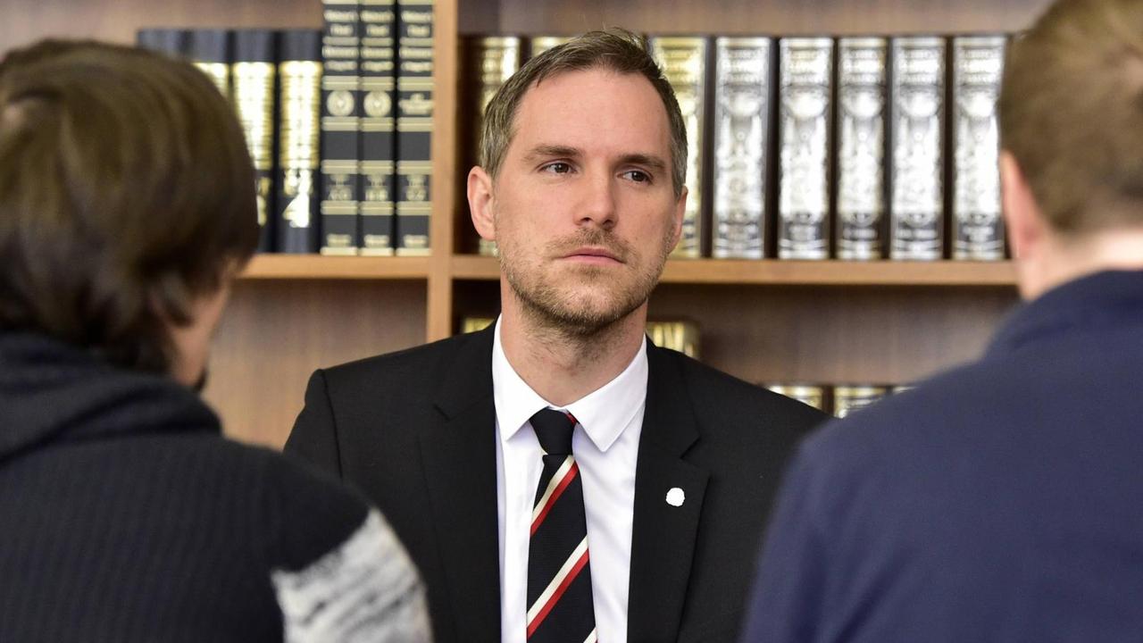 Der neue Bürgermeister von Prag: Zdenek Hrib von der Piratenpartei. Der neue Bürgermeister von Prag: Zdenek Hrib von der Piratenpartei.