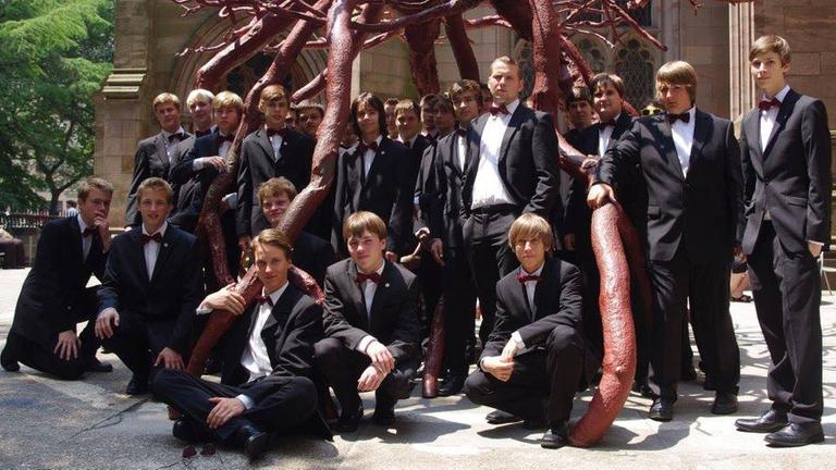 Sänger zwischen 8 und 18 Jahren stehen an einer modernen Skulptur Sänger zwischen 8 und 18 Jahren stehen an einer modernen Skulptur