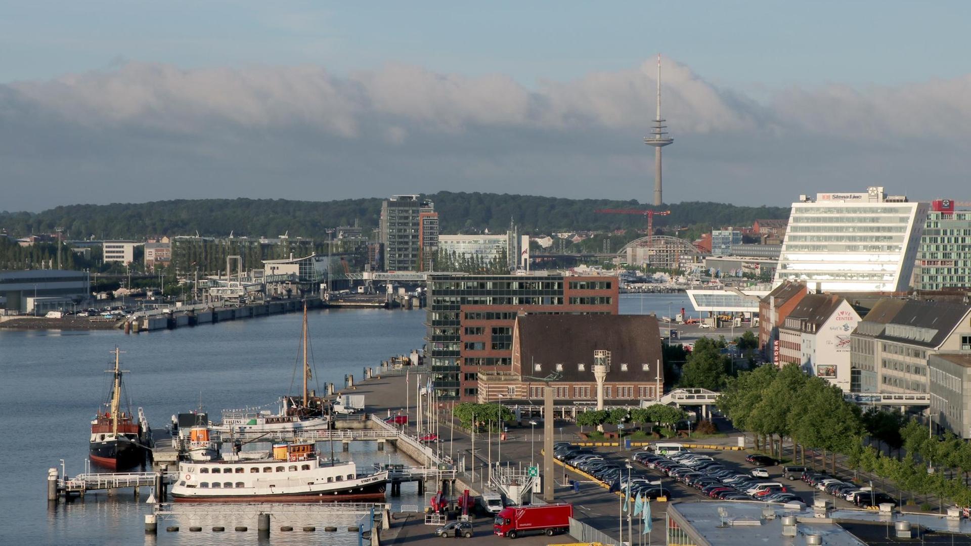 Blick über den Hafen auf den Fernsehturm von Kiel Blick über den Hafen auf den Fernsehturm von Kiel