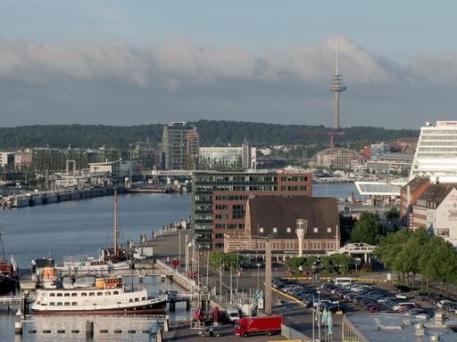 Blick über den Hafen auf den Fernsehturm von Kiel