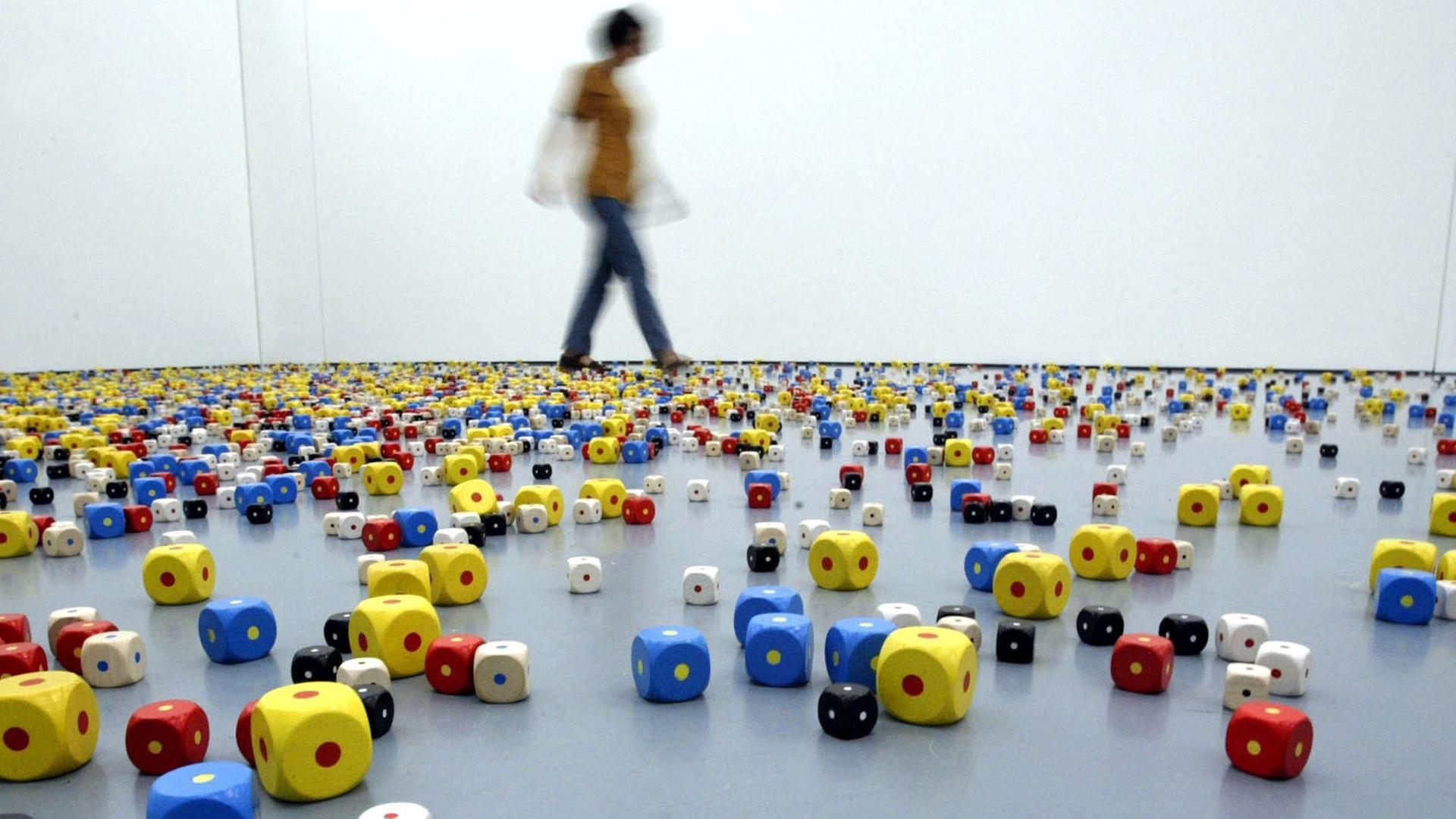 Das Kunstwerk "Eins.Un.One." von Robert Filliou (1926 - 1987) aus dem Jahr 1984 wird am 24.7.2003 im Düsseldorfer museum kunst palast ausgestellt. Rund 180 Werke des Fluxus-Künstlers, für den die Kreativität allemal wichtiger war als das beeindruckende Kunstwerk werden vom 26. Juli bis 9. November 2003 gezeigt. Das Kunstwerk "Eins.Un.One." von Robert Filliou (1926 - 1987) aus dem Jahr 1984 wird am 24.7.2003 im Düsseldorfer museum kunst palast ausgestellt. Rund 180 Werke des Fluxus-Künstlers, für den die Kreativität allemal wichtiger war als das beeindruckende Kunstwerk werden vom 26. Juli bis 9. November 2003 gezeigt.