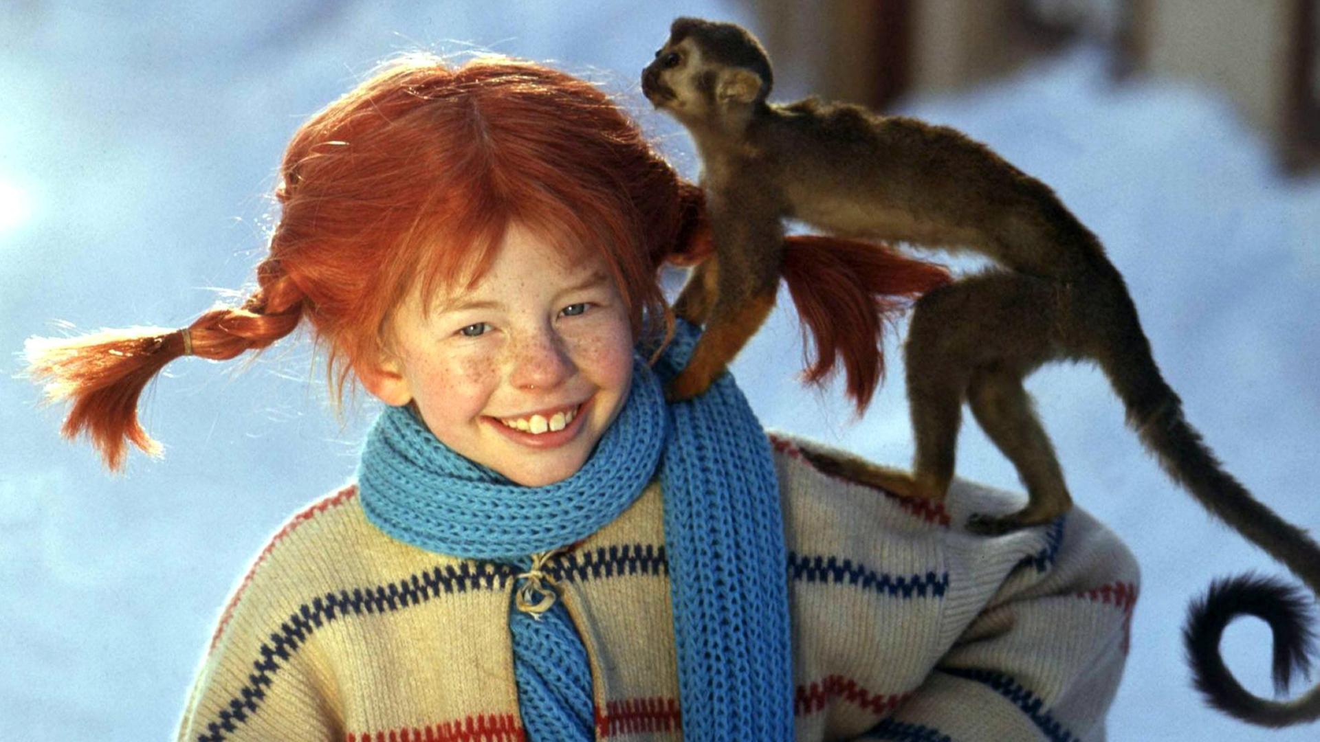 Lächelnd trägt die Schauspielerin Inger Nilsson in einem Film von 1968 als "Pippi Langstrumpf" ihr Äffchen "Herr Nilsson" auf der Schulter spazieren.