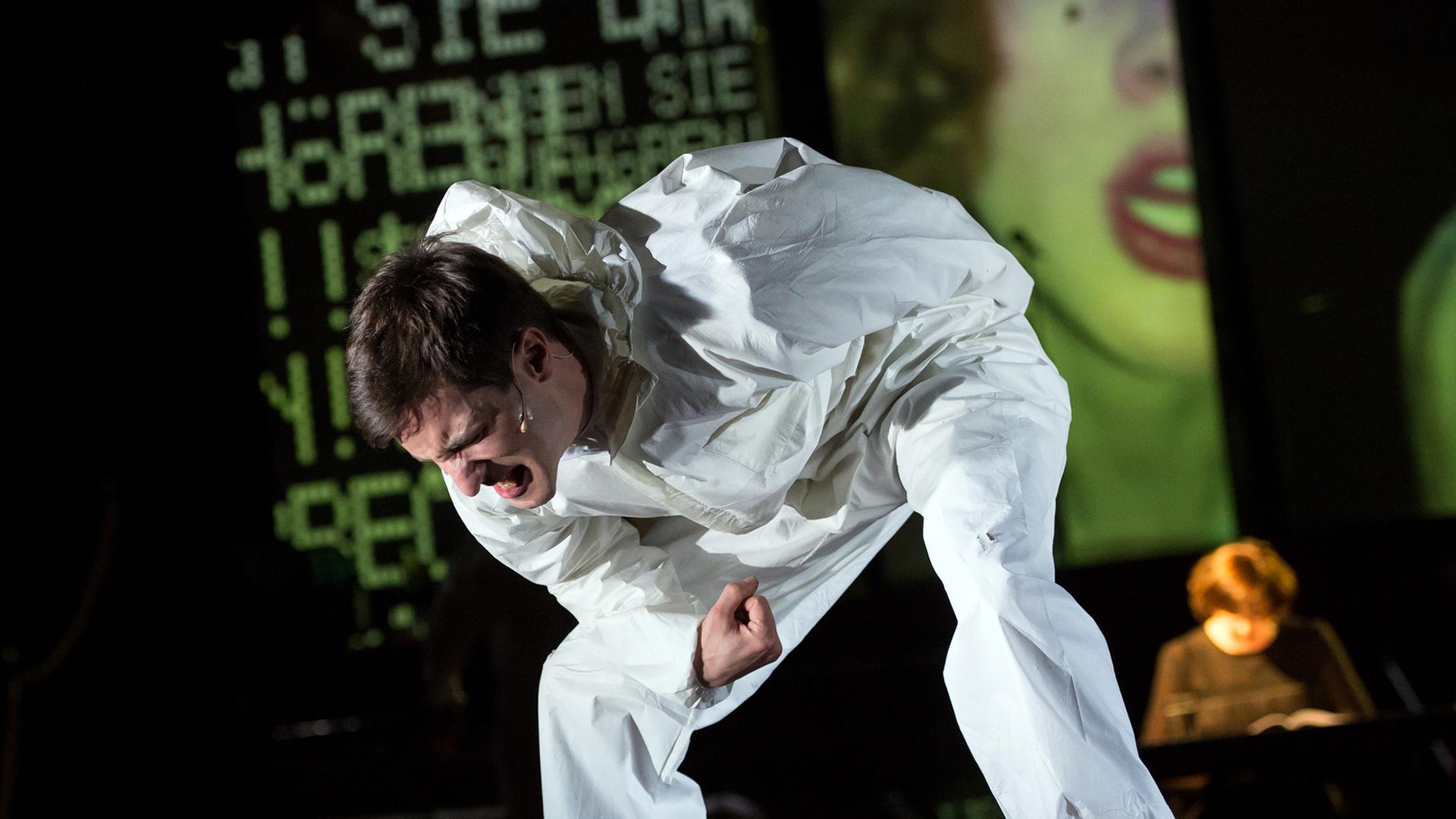 Der Schauspieler Daniel Lommatzsch in den Kammerspielen in München im Stück "Wut" von Elfriede Jelinek, inszeniert von Nicolas Stemann Der Schauspieler Daniel Lommatzsch in den Kammerspielen in München im Stück "Wut" von Elfriede Jelinek, inszeniert von Nicolas Stemann