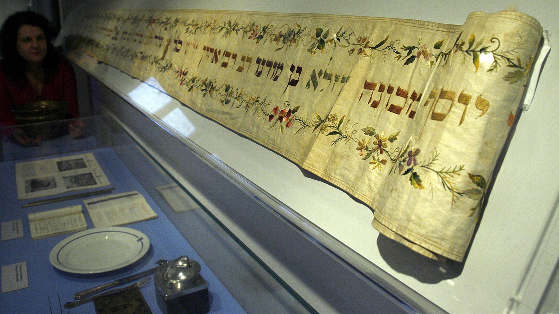 Thora-Wimpel im Berend-Lehmann-Museums, das unter dem Dach der Moses-Mendelssohn-Akademie steht. Thora-Wimpel im Berend-Lehmann-Museums, das unter dem Dach der Moses-Mendelssohn-Akademie steht.