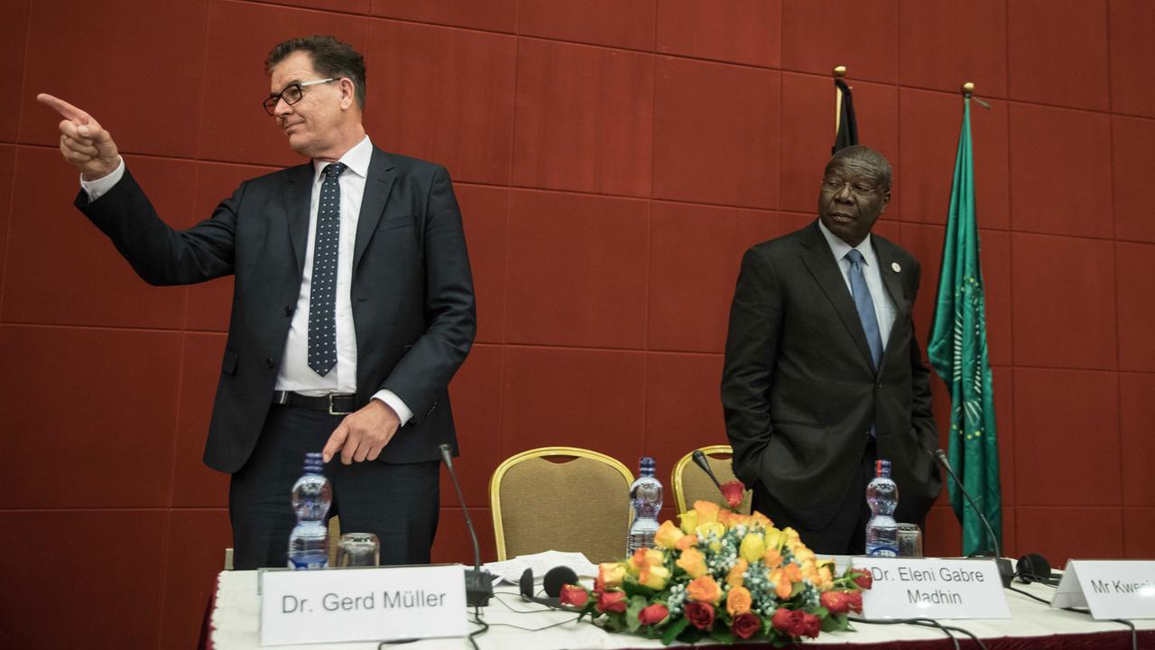Zu sehen ist Bundesentwicklungsminister Müller mit dem stellvertretenden Kommissionsvorsitzenden der Afrikanischen Union bei einem Podium in Addis Abeba. Zu sehen ist Bundesentwicklungsminister Müller mit dem stellvertretenden Kommissionsvorsitzenden der Afrikanischen Union bei einem Podium in Addis Abeba.