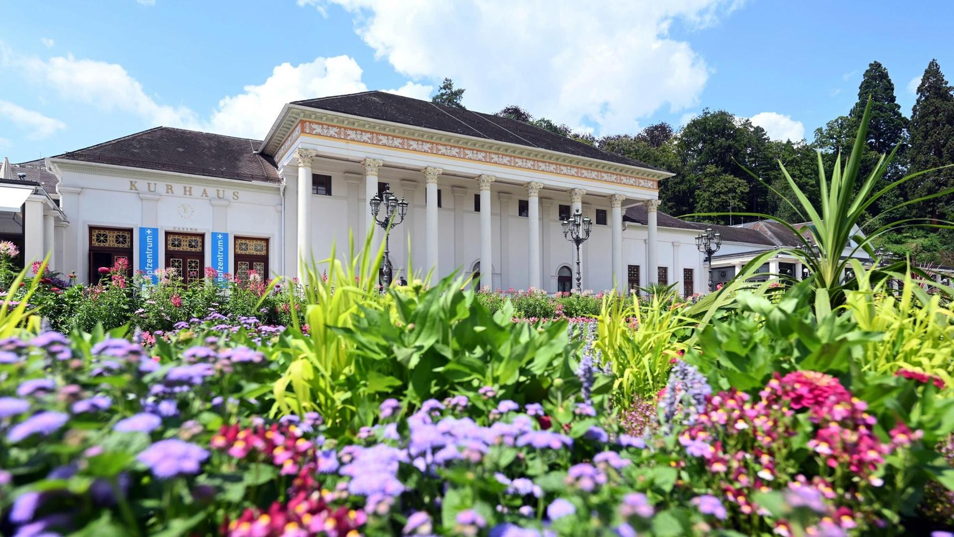 Aussenaufnahme des Kurhauses in Baden-Baden. Am 24.07.2021 wurde der Kurort bei der 44. Sitzung des Unesco-Weltererbekomitees in die Liste der Kultur- und Naturstätten aufgenommen, als "Great Spas of Europe" - bedeutendste Kurstädte Europas. Aussenaufnahme des Kurhauses in Baden-Baden. Am 24.07.2021 wurde der Kurort bei der 44. Sitzung des Unesco-Weltererbekomitees in die Liste der Kultur- und Naturstätten aufgenommen, als "Great Spas of Europe" - bedeutendste Kurstädte Europas.